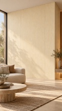 Laminam I Naturali Travertino Avorio 3+ mm jako jasna okładzina ścienna w nowoczesnym salonie.