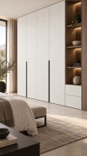 Laminam I Naturali Ardesia Bianco 5+ mm na frontach wysokiej zabudowy meblowej w sypialni.