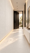 Laminam I Naturali Ardesia Bianco 5+ mm na ścianach eleganckiego korytarza w jasnej aranżacji.