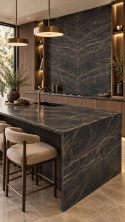 Laminam I Naturali Noir Desir Book Match 12 mm na wyspie kuchennej i ścianie w eleganckiej kuchni.