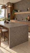 Laminam IN-SIDE Terra di Saturnia na wyspie i ścianie w nowoczesnej kuchni z drewnianą zabudową.