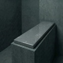 Parapet z aglomarmuru Baltic Grey FALCO 3 cm na ekspozycji z elegancką szarą powierzchnią