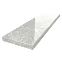 Parapet White Pearl FALCO 2 i 3 cm w jasnym wnętrzu z drewnianą zabudową i siedziskiem pod oknem