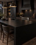 Elegancka ciemna kuchnia z wyspą i czarnym blatem Absolute Black, ciemne drewno, nastrojowe oświetlenie.