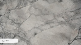 Zbliżenie powierzchni kwarcytu Super White z białymi i szarymi strukturami mineralnymi.