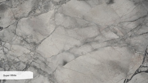 Zbliżenie powierzchni kwarcytu Super White z białymi i szarymi strukturami mineralnymi.