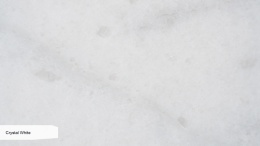Zbliżenie marmuru Crystal White z delikatną krystaliczną strukturą w odcieniach bieli.