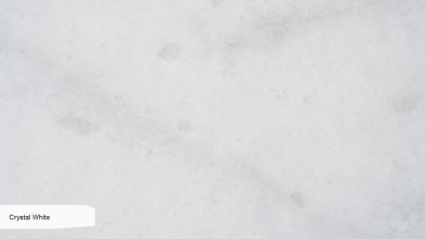 Zbliżenie marmuru Crystal White z delikatną krystaliczną strukturą w odcieniach bieli.