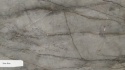 Zbliżenie marmuru Silver River z chłodną szarą bazą i naturalnymi żyłami.