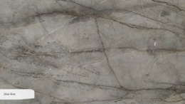 Zbliżenie marmuru Silver River z chłodną szarą bazą i naturalnymi żyłami.