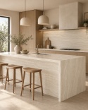 Kuchnia w stylu japandi z wyspą i ścianą ze spieku FLORIM Stone Pearl Travertine oraz drewnem.