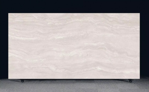 Płyta FLORIM Stone Pearl Travertine w jasnej perłowo-beżowej kolorystyce z delikatną strukturą trawertynu.