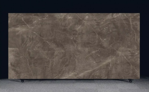 Płyta FLORIM Stone Stone Brown w głębokiej brązowo-taupe kolorystyce z cienkimi jasnymi żyłkami.