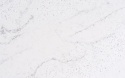 Silestone Eclectic Pearl z subtelnym szarym użyleniem i delikatnym mineralnym nakropieniem w polerze