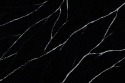Silestone Eternal Marquina – głęboka czarna powierzchnia z charakterystycznym, kontrastowym jasnym użyleniem