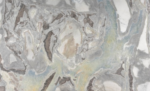 Dover White – dolomit naturalny 20 mm Natural o jasnym tle i nieregularnym szaro-błękitnym rysunku.