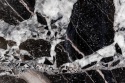 Patagonia Black – polerowany kamień naturalny z czarną bazą i wyrazistymi jasnymi strukturami.
