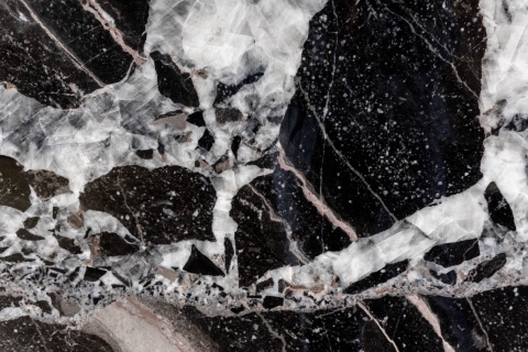 Patagonia Black – polerowany kamień naturalny z czarną bazą i wyrazistymi jasnymi strukturami.