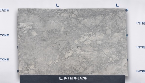 Płyta Super Grey 20 mm o stonowanej szarej kolorystyce i subtelnym, nieregularnym rysunku.