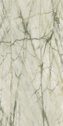 Lustrzany wzór jasnego kamienia
