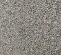 Zbliżenie granitu Assoluto Black Brushed z drobną strukturą mineralną w grafitowych tonach.