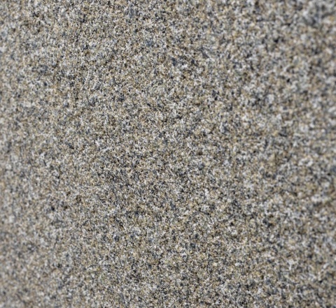 Zbliżenie granitu Assoluto Black Brushed z drobną strukturą mineralną w grafitowych tonach.