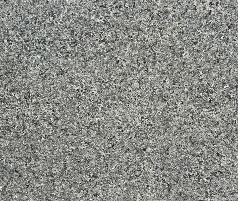 Zbliżenie granitu Black Ash Fiammato z matową, szarą powierzchnią i drobnym mineralnym ziarnem