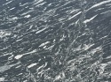 Black Forest 20 mm Polished – ciemny granit z jasnymi, srebrzystymi pasmami i dynamicznym naturalnym rysunkiem.
