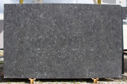 Płyta granitowa Black Pearl 20 lub 30 mm w wykończeniu waterjet o ciemnej, strukturalnej powierzchni