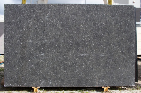 Płyta granitowa Black Pearl 20 lub 30 mm w wykończeniu waterjet o ciemnej, strukturalnej powierzchni