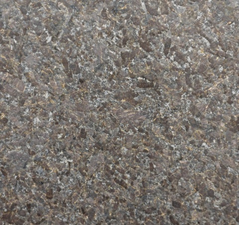 Zbliżenie granitu Black Pearl Brushed z grafitową bazą i subtelnymi jaśniejszymi minerałami.
