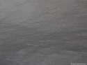 Black Vermont 20 mm Brushed – ciemny granit o grafitowej, matowej i delikatnie strukturalnej powierzchni.