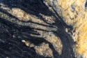 Etna Natural 20 mm – czarny granit z dużymi złotymi i kremowymi partiami oraz dynamicznym rysunkiem.