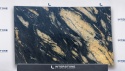 Płyta granitu Etna Natural 20 mm o ciemnej powierzchni z wyrazistymi złotymi i kremowymi akcentami.