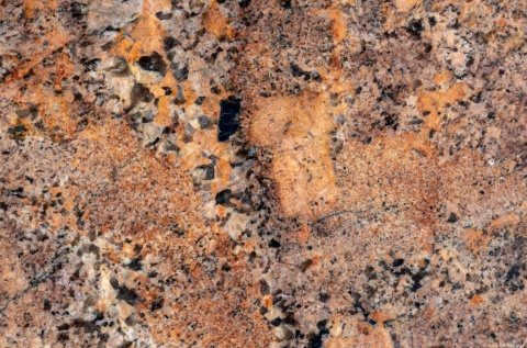 Bordeaux Poler 20 i 30 mm – brazylijski granit o czerwono-pomarańczowym rysunku z ciemnymi minerałami.