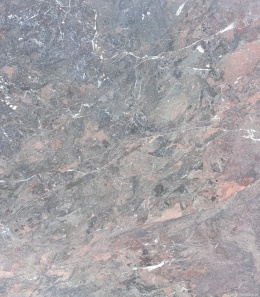 Breccia Imperiale Natural 20 mm – granit o brązowo-szarej powierzchni z czerwonymi tonami i jasnym użyleniem.