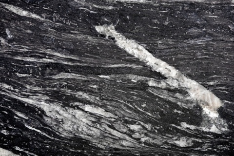 Cosmic Black szczotkowany 20 i 30 mm – czarny granit z falistymi białymi żyłami i strukturalną powierzchnią.