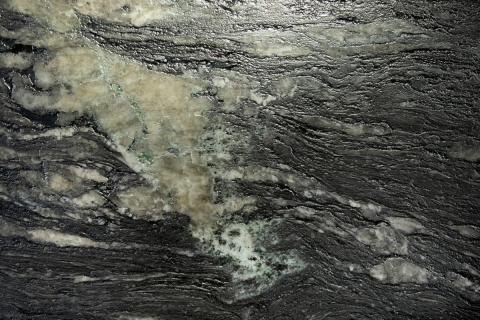 Cosmic Black szczotkowany – ciemny granit z dynamicznym szaro-białym rysunkiem i naturalną strukturą.
