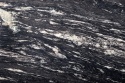 Cosmic Black szczotkowany – ciemny granit z dynamicznym szaro-białym rysunkiem i naturalną strukturą.