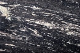 Cosmic Black szczotkowany – ciemny granit z dynamicznym szaro-białym rysunkiem i naturalną strukturą.