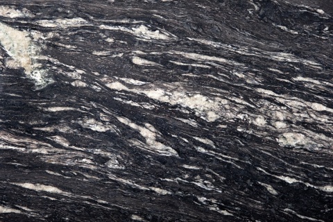 Cosmic Black szczotkowany – ciemny granit z dynamicznym szaro-białym rysunkiem i naturalną strukturą.