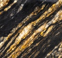 Zbliżenie granitu Cosmic Gold  z czarną powierzchnią i wyrazistymi złotymi żyłami.