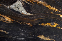 Cosmic Gold  – ciemny granit ze złotymi, kremowymi i brązowymi pasmami.