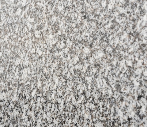 Granit Gris Messi fiammato – równomierna powierzchnia w odcieniach szarości, bieli i grafitu.