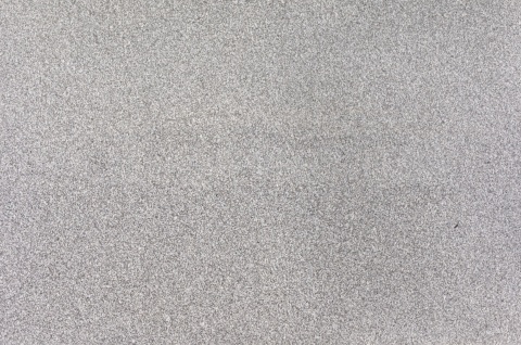 Gris Messi fiammato – jasnoszary granit o drobnoziarnistej strukturze i chłodnej, biało-popielatej kolorystyce.
