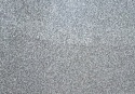 Granit Gris Messi fiammato – zbliżenie drobnoziarnistej powierzchni w chłodnych odcieniach szarości i bieli.