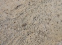 Ivory Gold Natural – jasny granit z drobnymi grafitowymi minerałami, beżowymi smugami i spokojnym, falistym rysunkiem.
