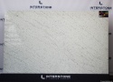 Perfect White Polished 20 i 30 mm – jasna płyta granitowa z subtelnym szarym użyleniem i drobnymi ciemnymi punktami.
