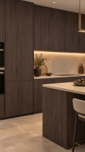 Laminam KI NO BI Acai Marrone 5 mm na frontach zabudowy kuchennej w eleganckiej, ciepłej kuchni.