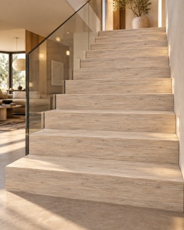 Laminam Legno Venezia Sabbia 12 mm na stopniach schodów w jasnej, eleganckiej aranżacji.
